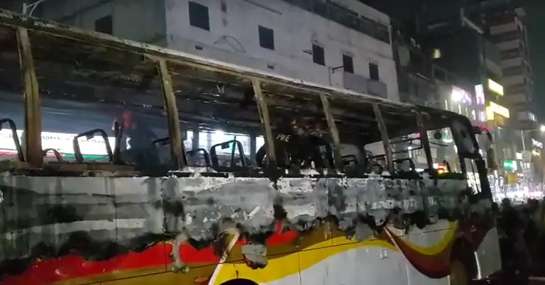 বাসে আগুন নেভার পর